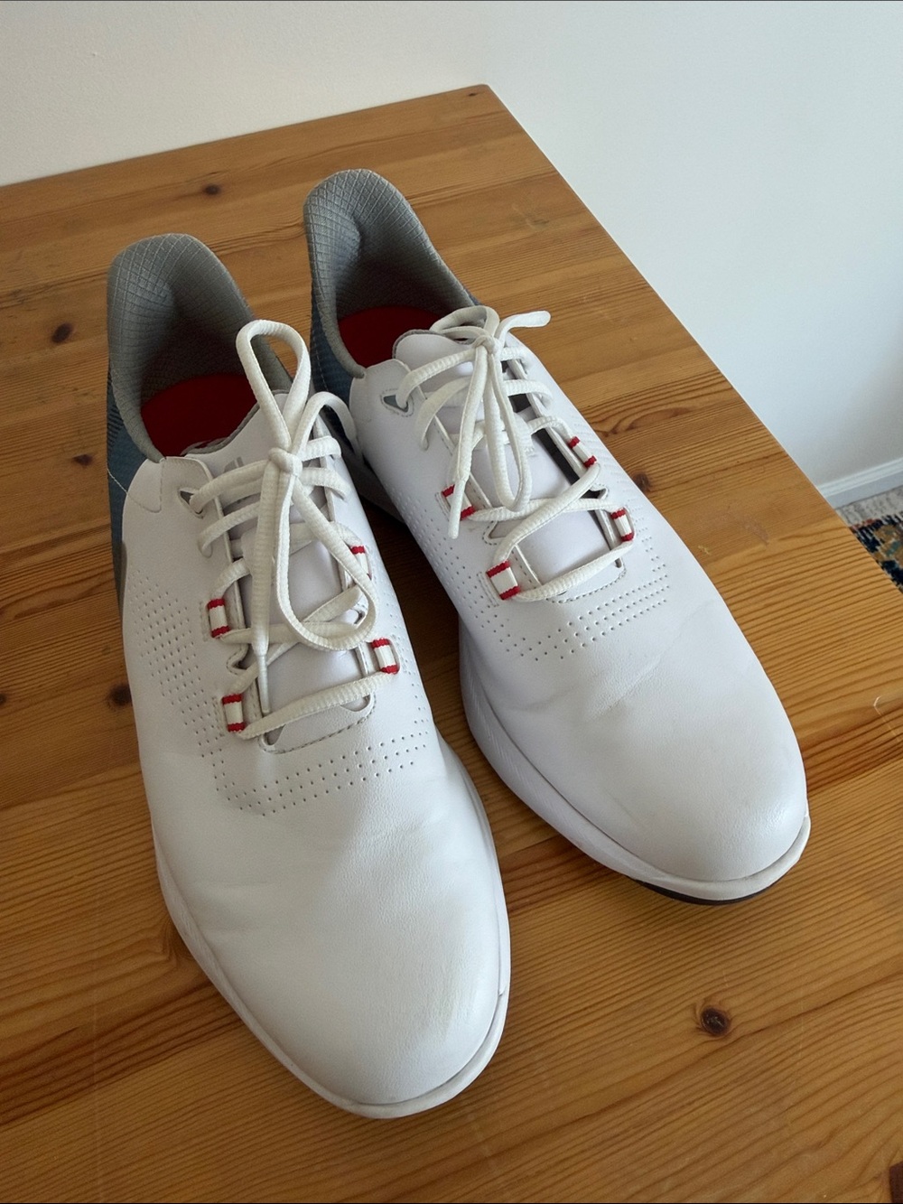 Men's White Athletic Golf Shoes with Gray Interior